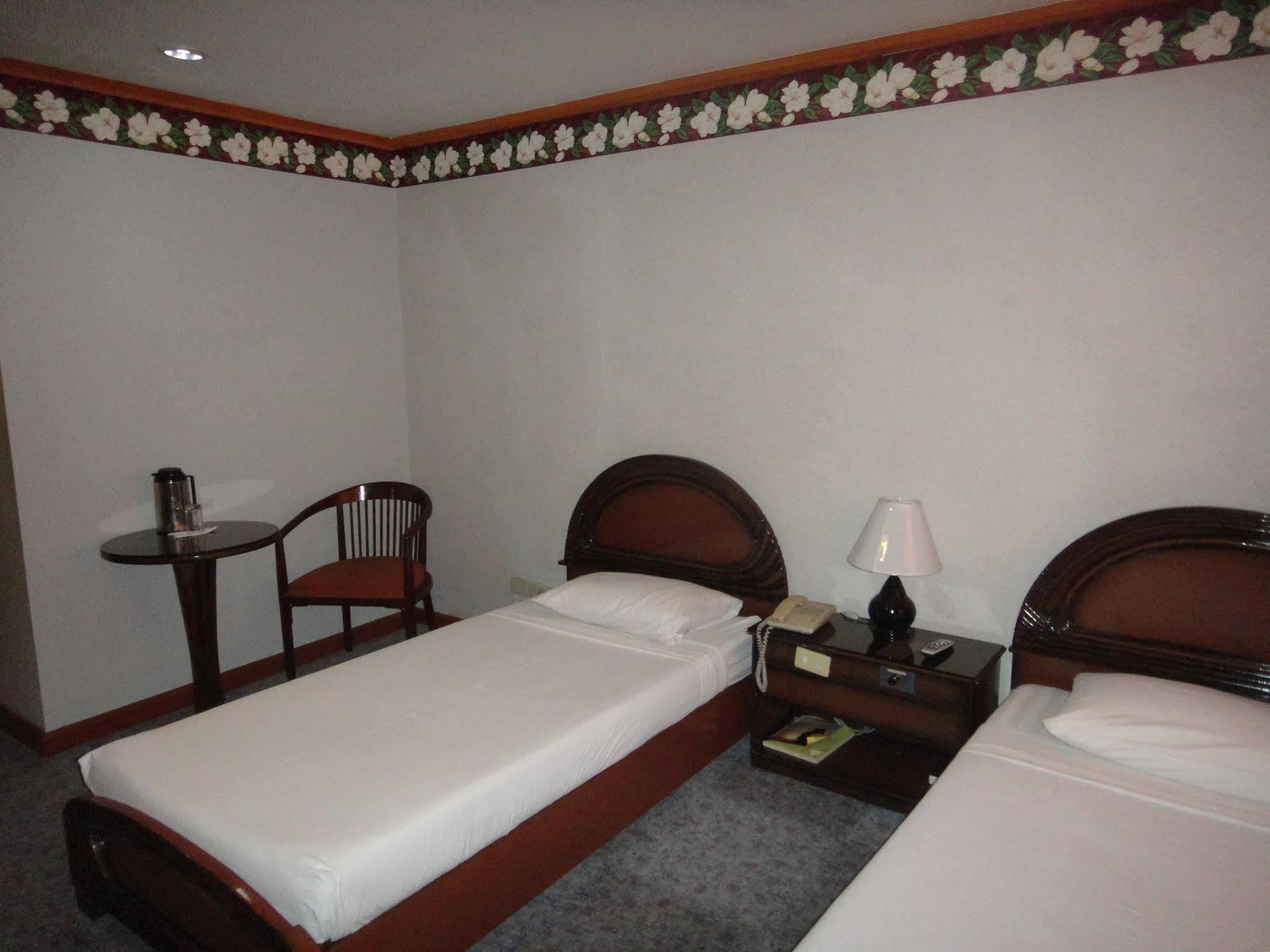 Holiday Plaza Hotel Cebu Екстер'єр фото