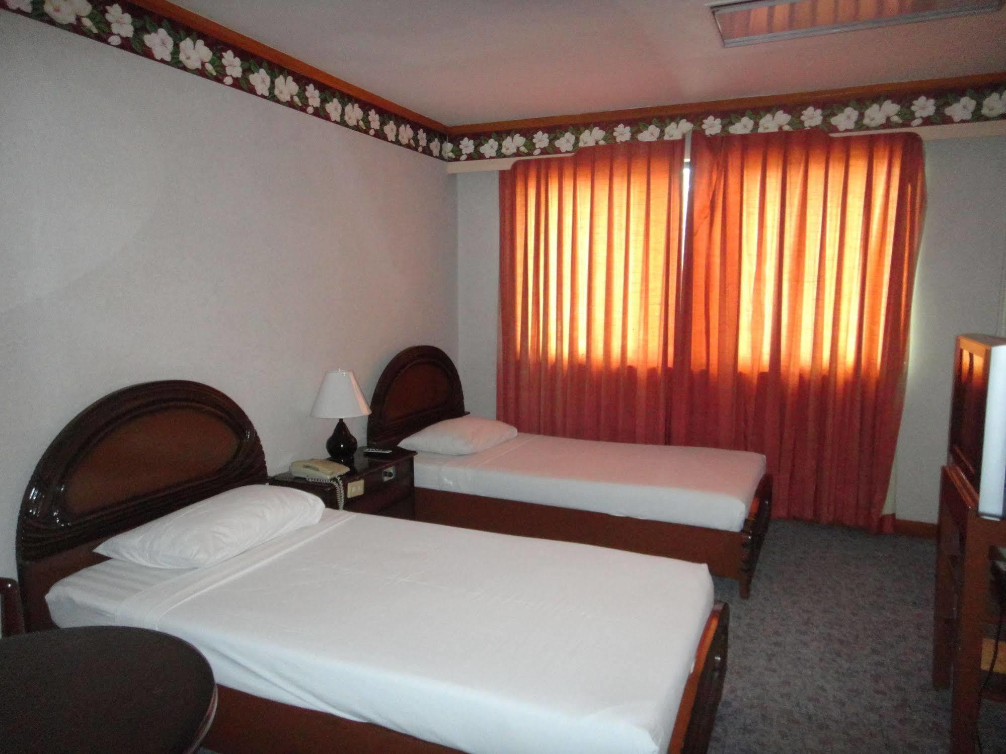 Holiday Plaza Hotel Cebu Екстер'єр фото