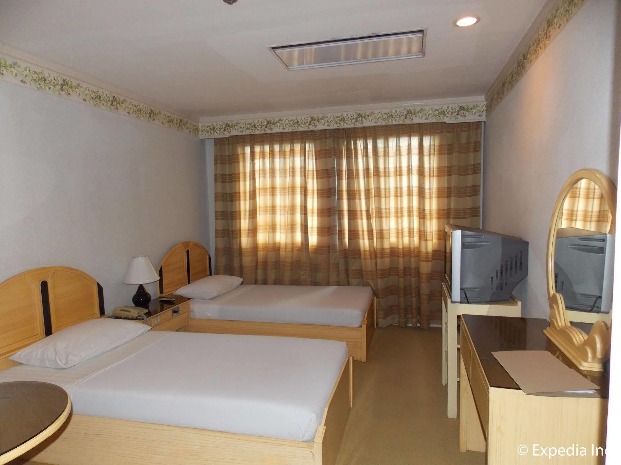 Holiday Plaza Hotel Cebu Екстер'єр фото