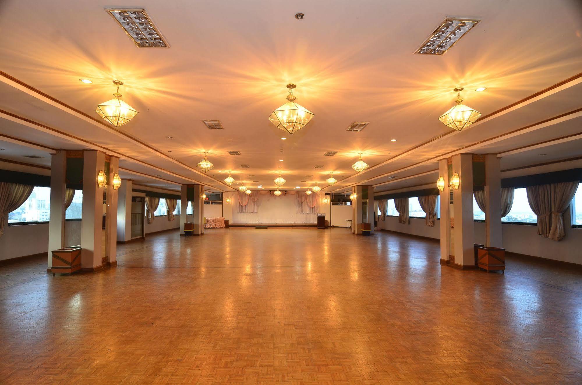 Holiday Plaza Hotel Cebu Екстер'єр фото