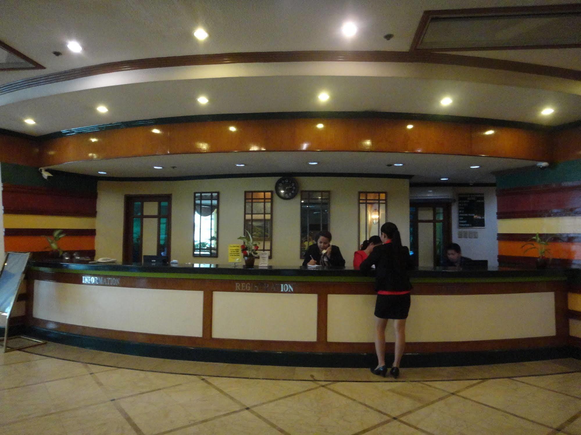 Holiday Plaza Hotel Cebu Екстер'єр фото