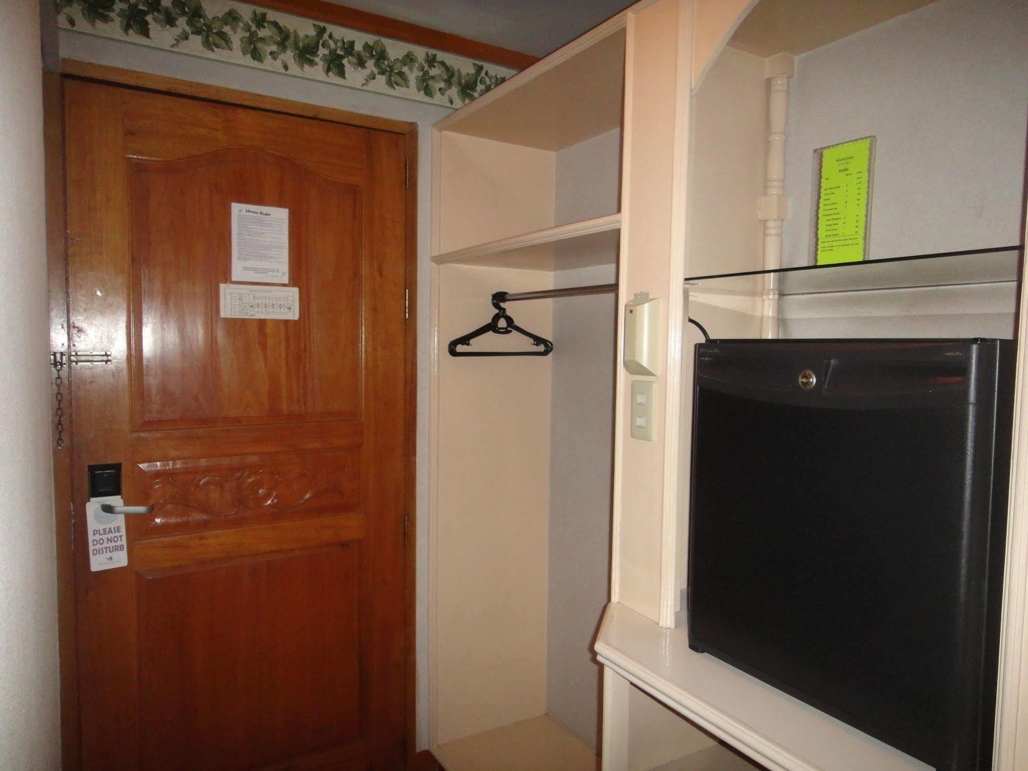 Holiday Plaza Hotel Cebu Екстер'єр фото