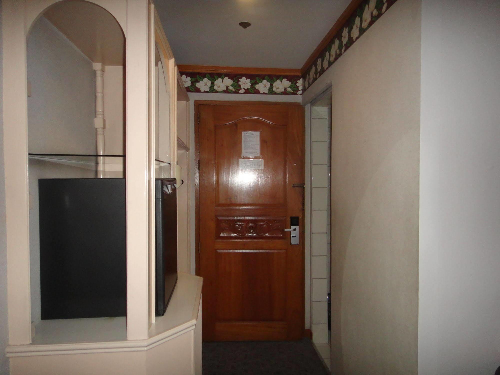 Holiday Plaza Hotel Cebu Екстер'єр фото