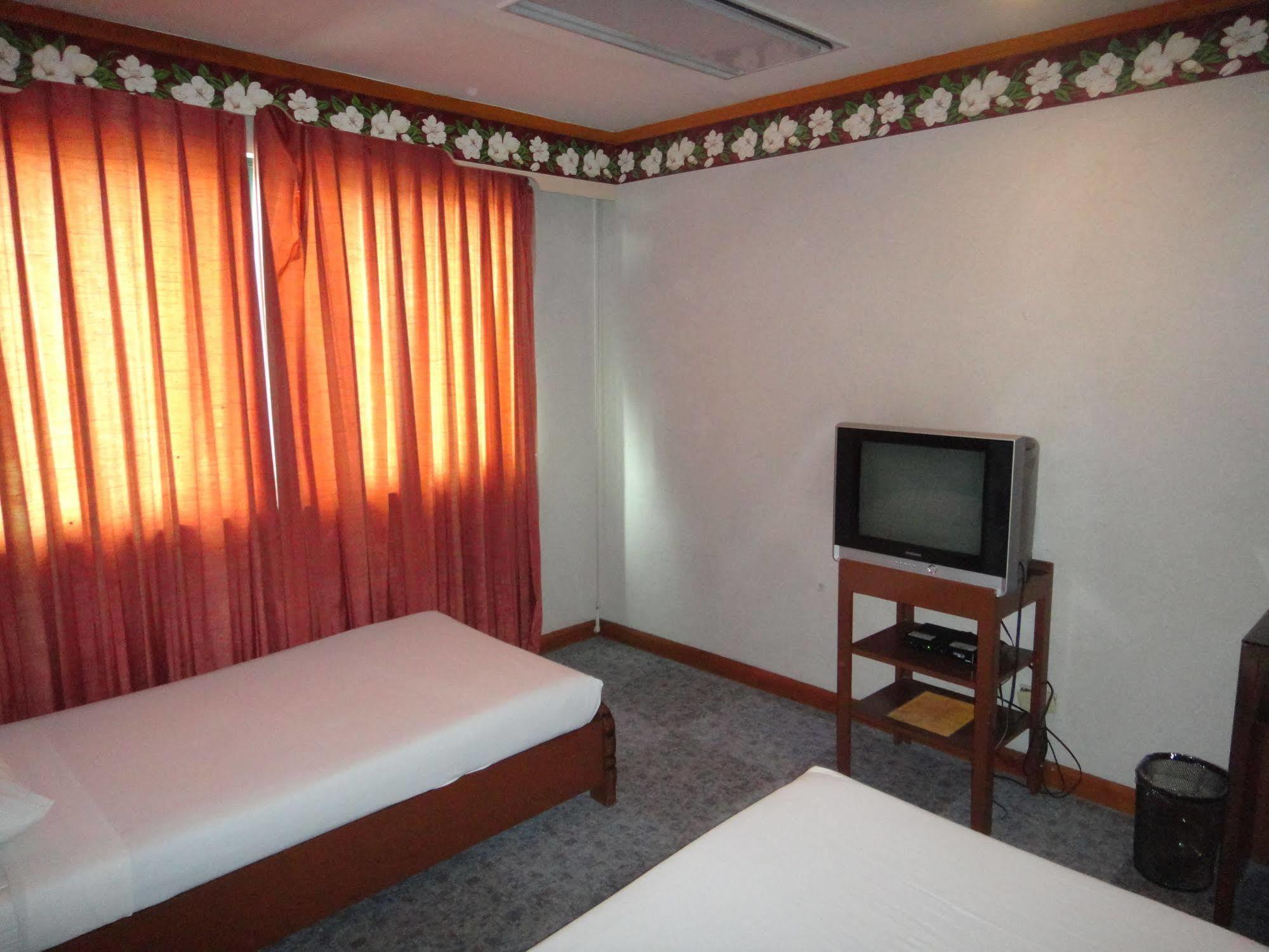 Holiday Plaza Hotel Cebu Екстер'єр фото