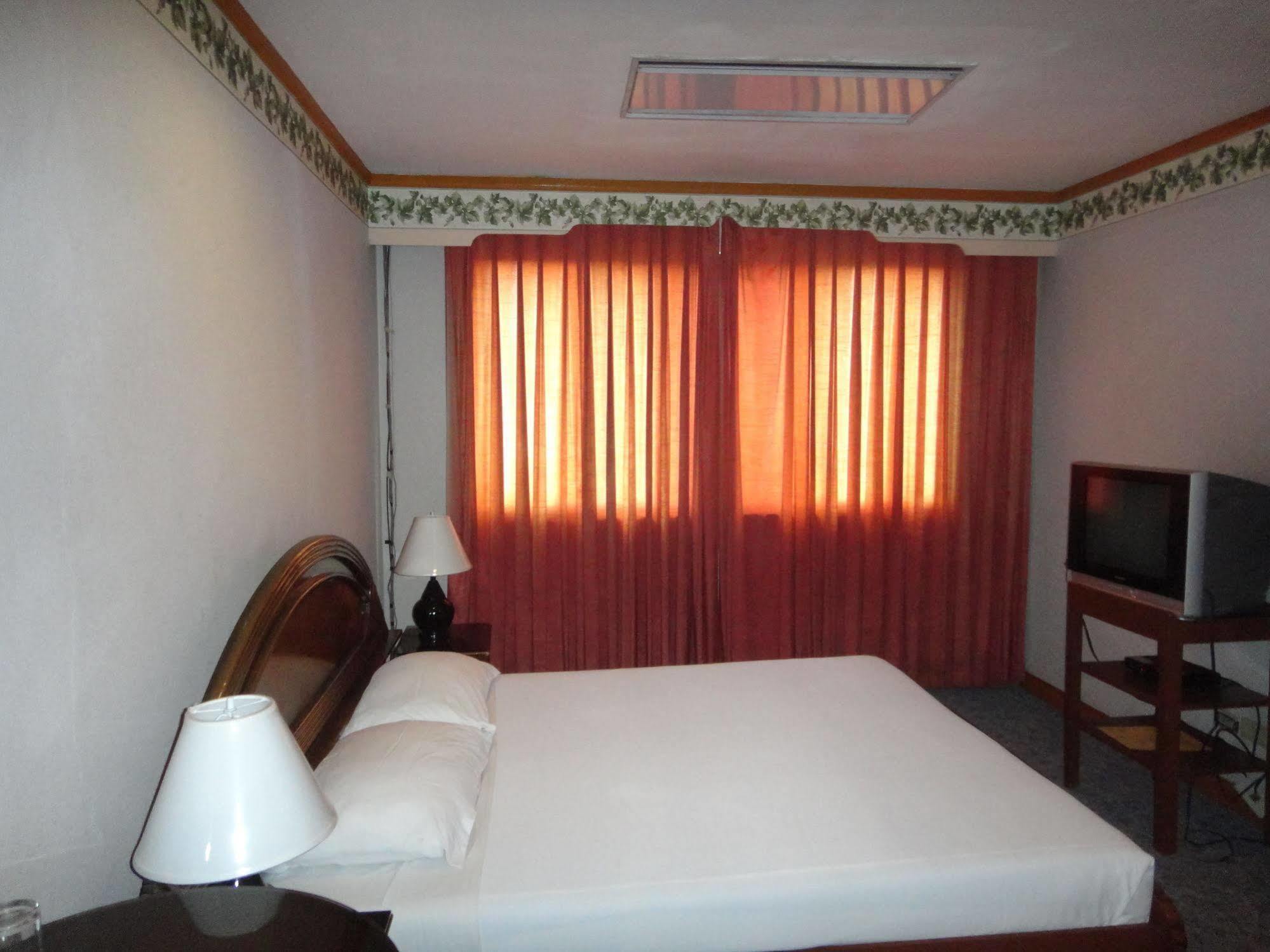 Holiday Plaza Hotel Cebu Екстер'єр фото